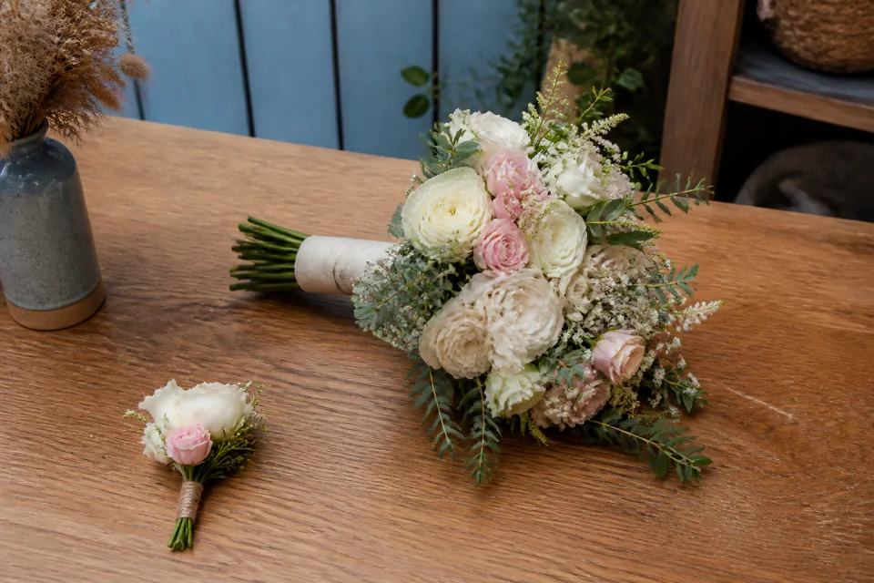 Préparation florale pour un mariage — illustration générée par IA