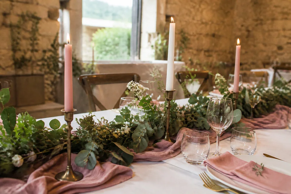Décoration et mise en place pour un mariage — illustration générée par IA