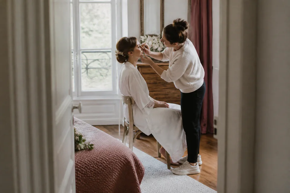 Préparation d’un maquillage de mariage — illustration générée par IA