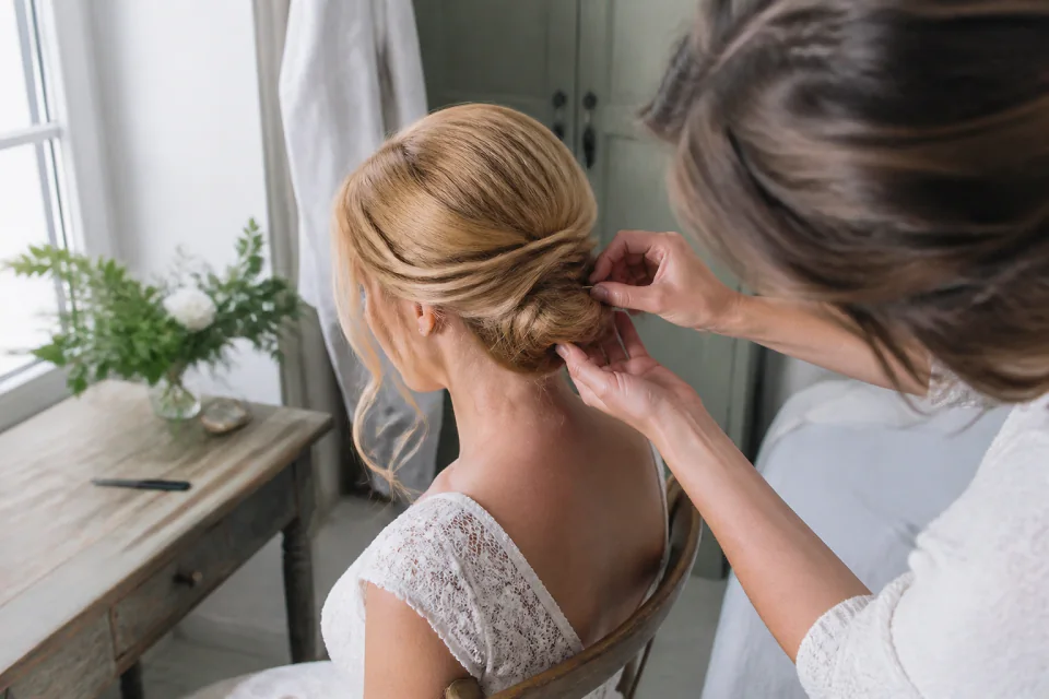 Coiffure de cérémonie vue pendant la préparation — illustration générée par IA
