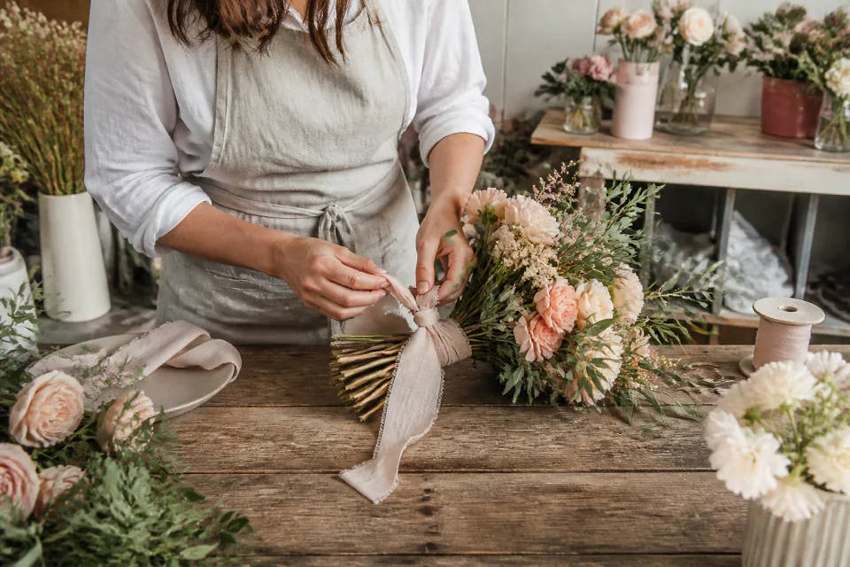 Préparation florale pour un mariage — illustration générée par IA