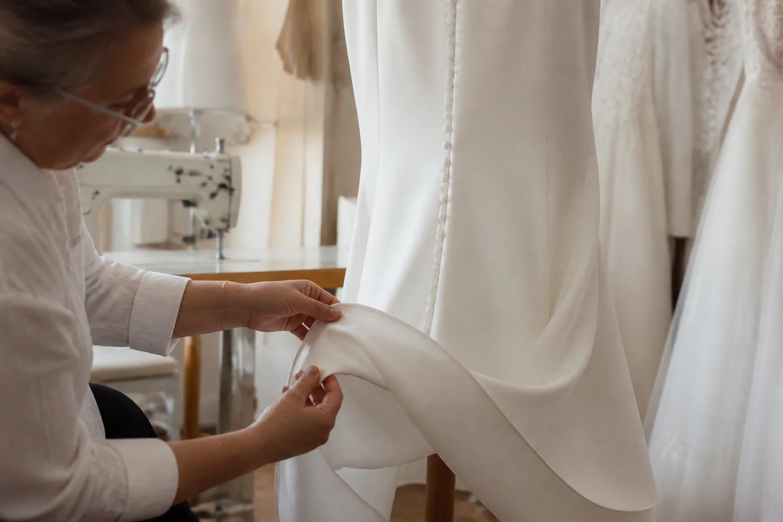 Robe de mariée dans un atelier de confection — illustration générée par IA