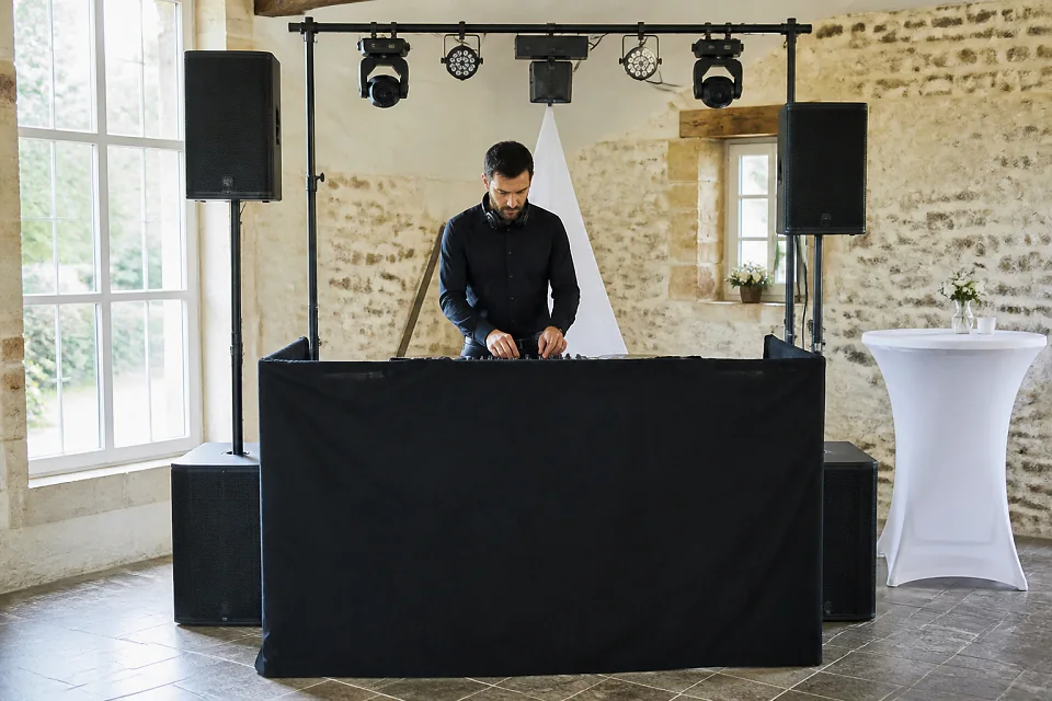 Préparation musicale d’une soirée de mariage — illustration générée par IA