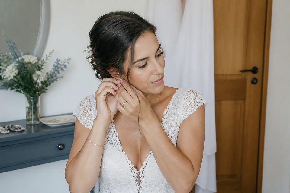 Préparation d’un maquillage de mariage — illustration générée par IA