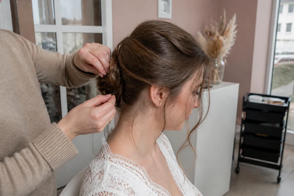 Coiffure de cérémonie vue pendant la préparation — illustration générée par IA