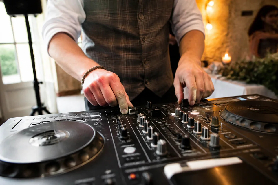 Préparation musicale d’une soirée de mariage — illustration générée par IA