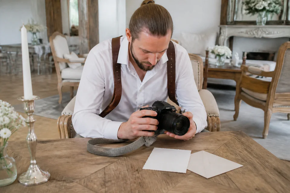 Appareil photo et accessoires de reportage de mariage — illustration générée par IA
