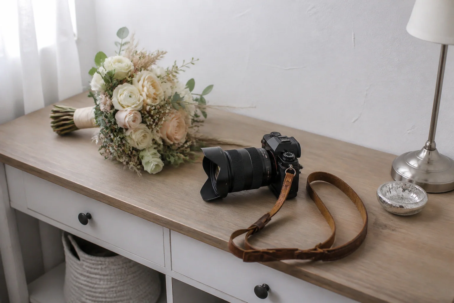 Appareil photo et accessoires de reportage de mariage — illustration générée par IA