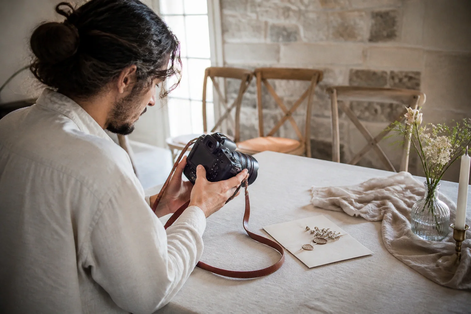 Appareil photo et accessoires de reportage de mariage — illustration générée par IA