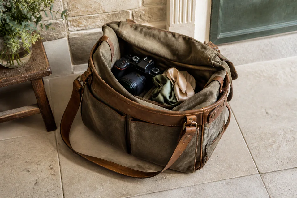 Appareil photo et accessoires de reportage de mariage — illustration générée par IA