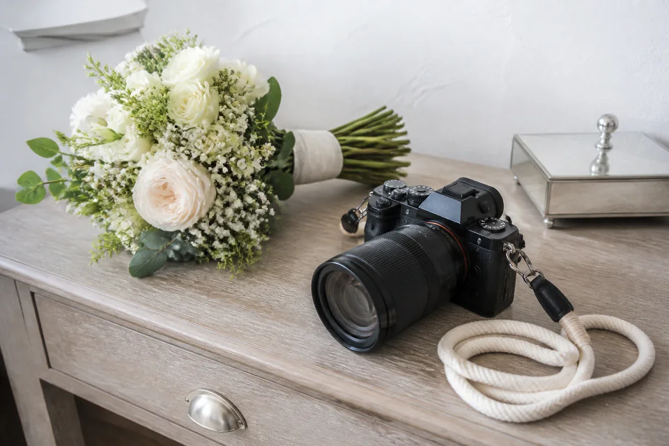 Appareil photo et accessoires de reportage de mariage — illustration générée par IA
