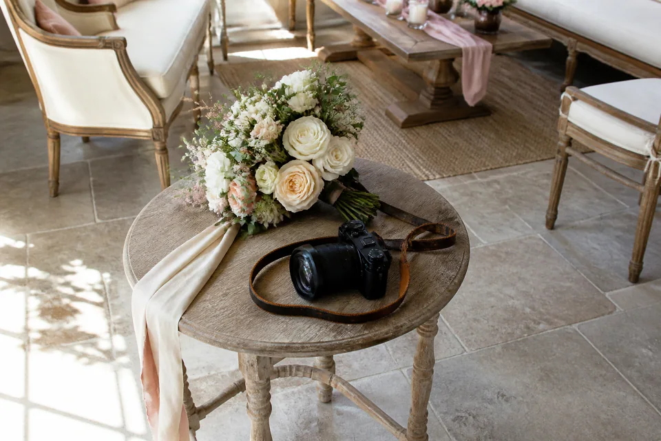 Appareil photo et accessoires de reportage de mariage — illustration générée par IA