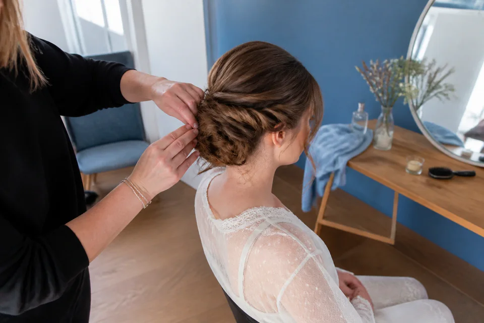 Coiffure de cérémonie vue pendant la préparation — illustration générée par IA