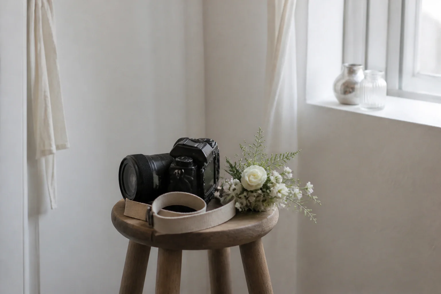 Appareil photo et accessoires de reportage de mariage — illustration générée par IA