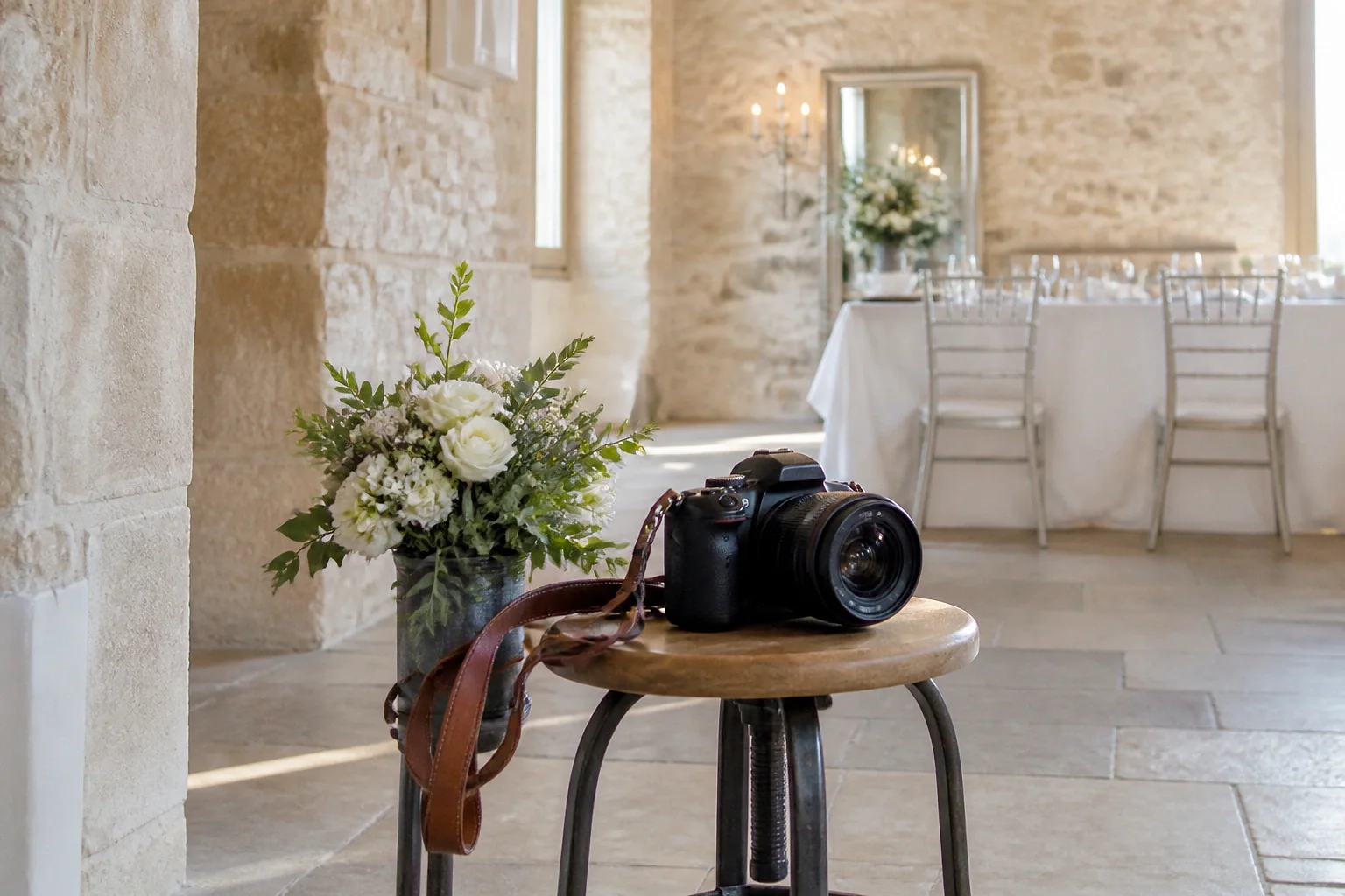 Appareil photo et accessoires de reportage de mariage — illustration générée par IA