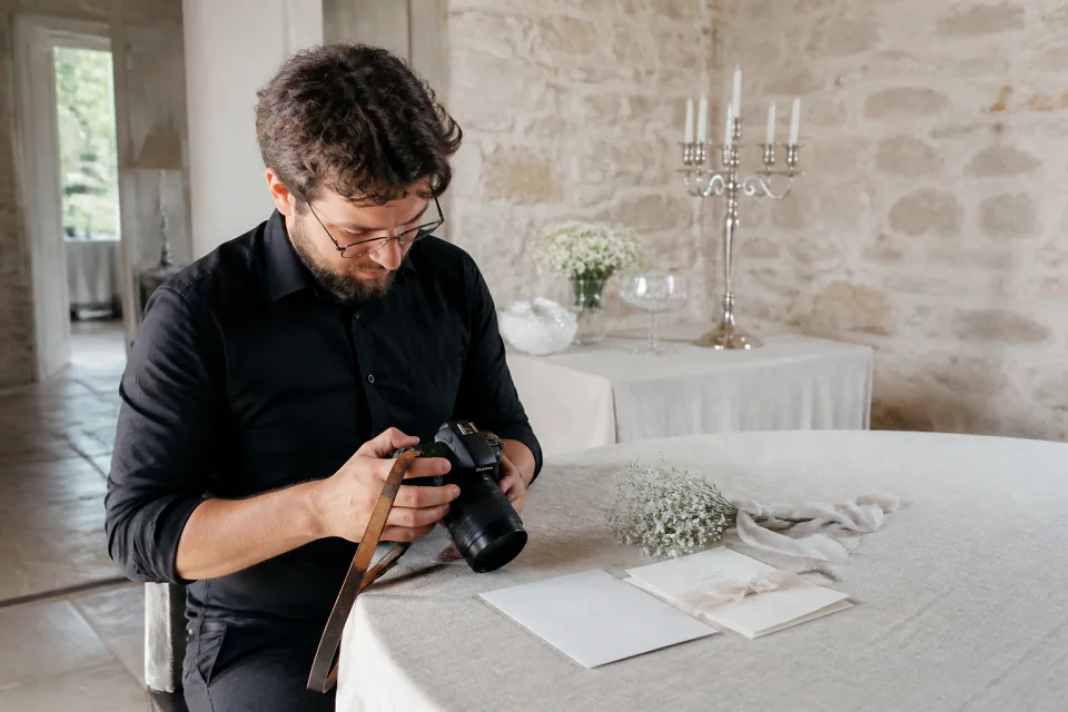 Appareil photo et accessoires de reportage de mariage — illustration générée par IA