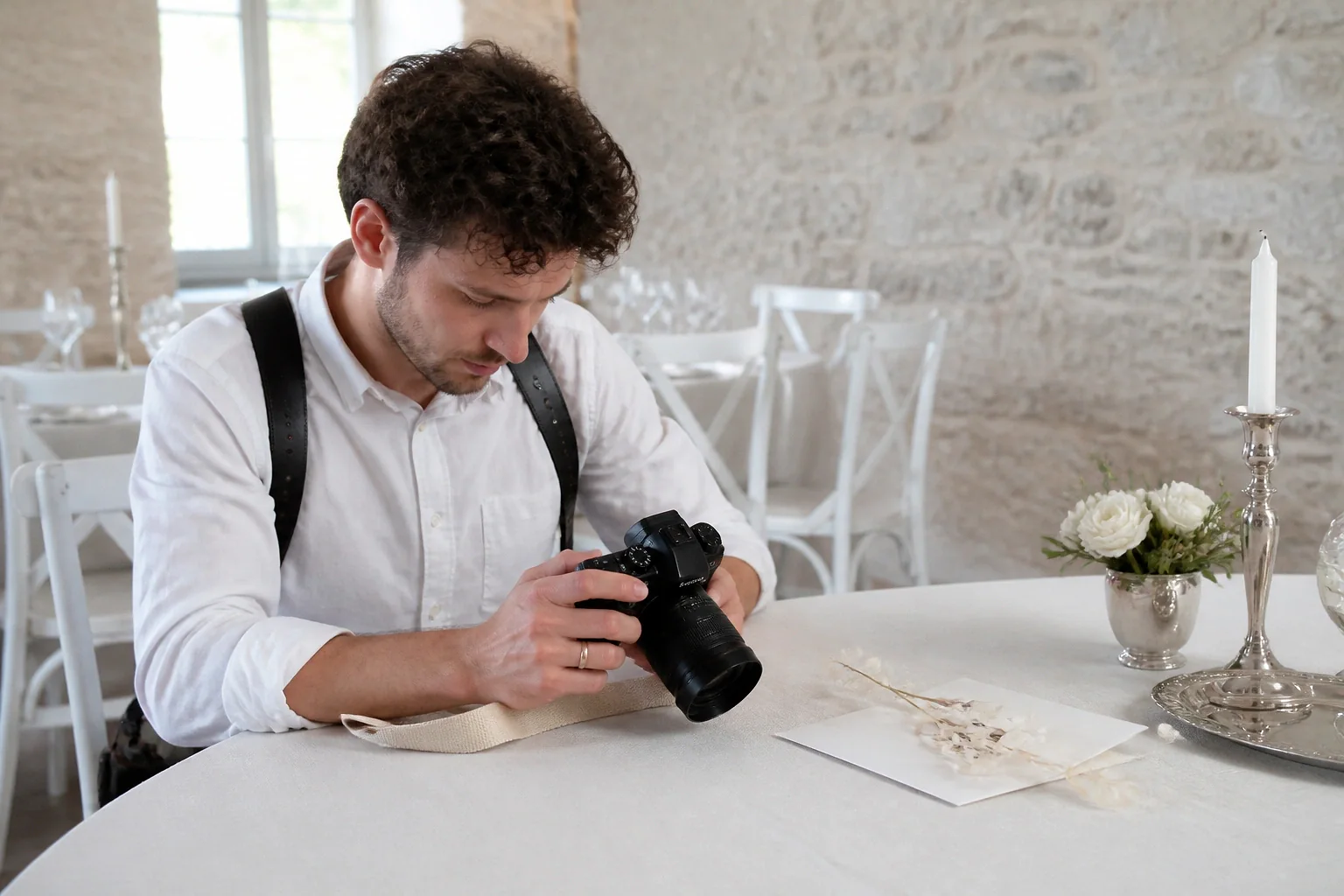 Appareil photo et accessoires de reportage de mariage — illustration générée par IA