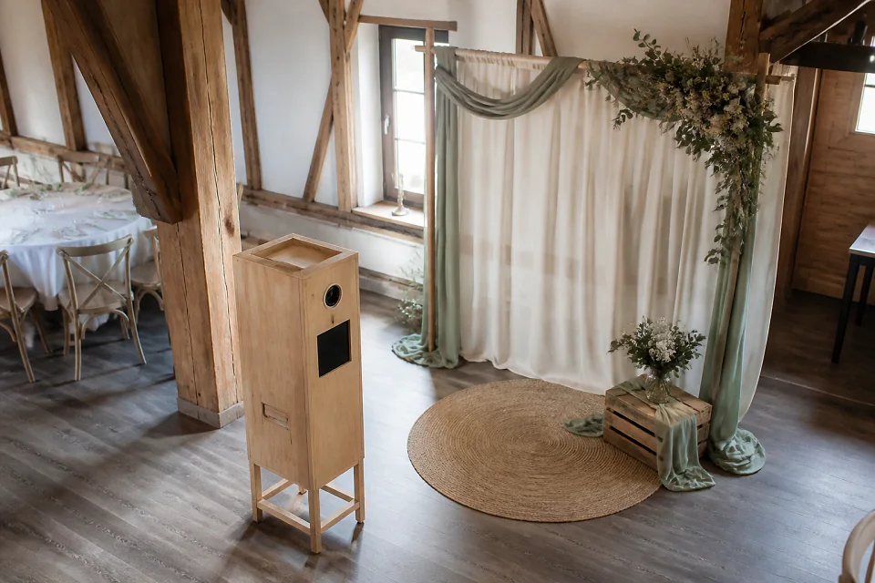 Borne photo installée pour une réception de mariage — illustration générée par IA