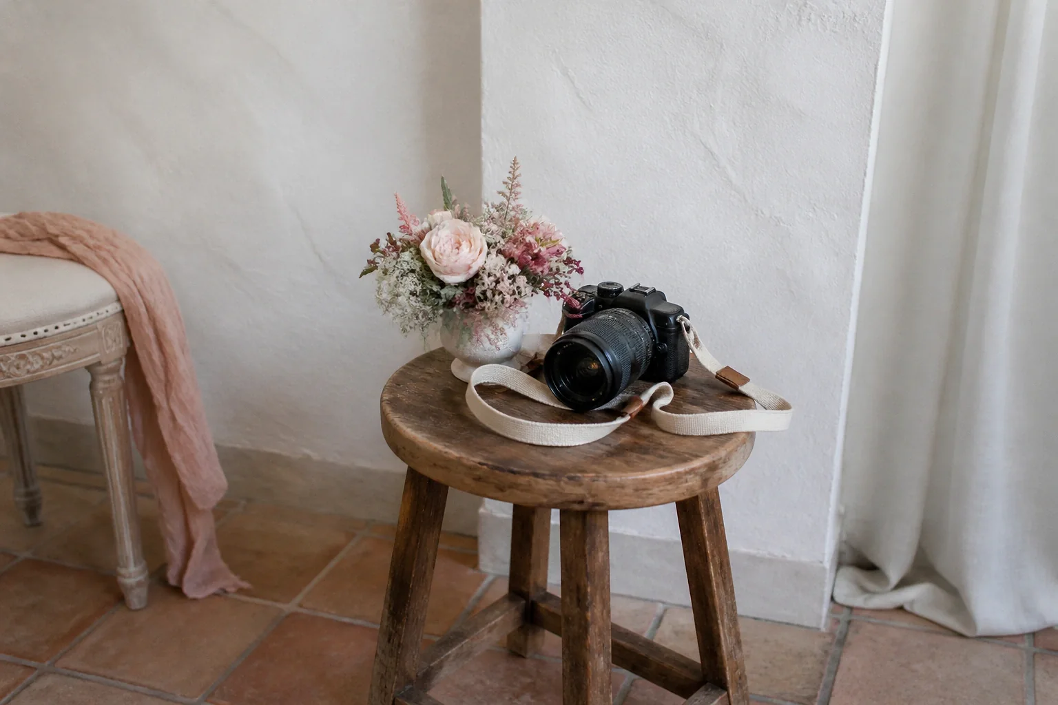Appareil photo et accessoires de reportage de mariage — illustration générée par IA