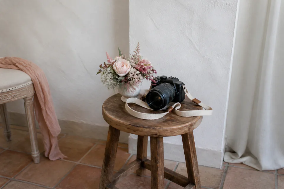Appareil photo et accessoires de reportage de mariage — illustration générée par IA