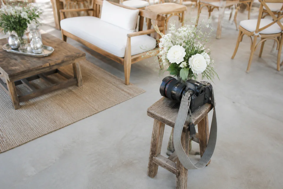 Appareil photo et accessoires de reportage de mariage — illustration générée par IA