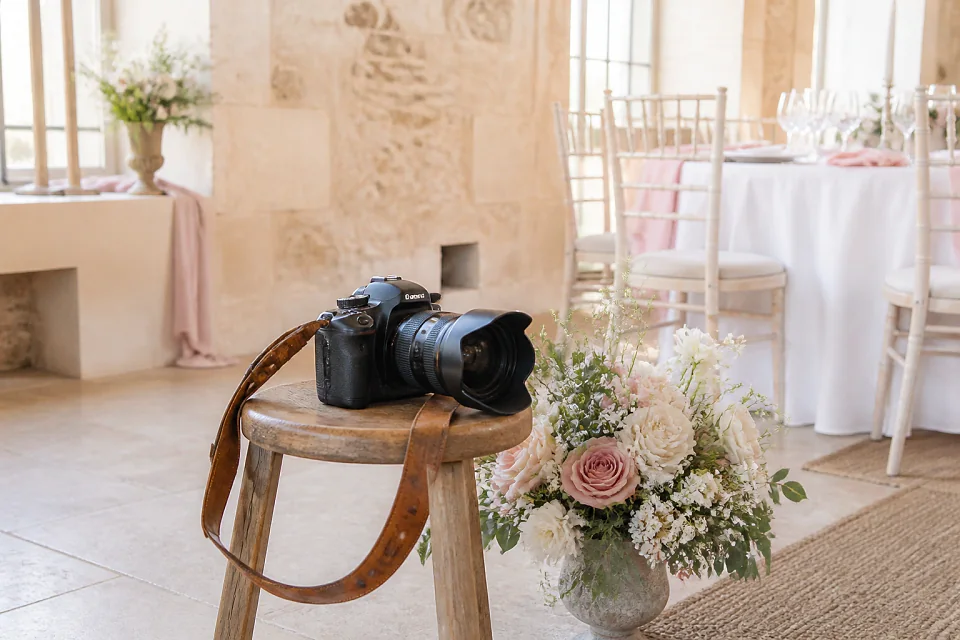 Appareil photo et accessoires de reportage de mariage — illustration générée par IA