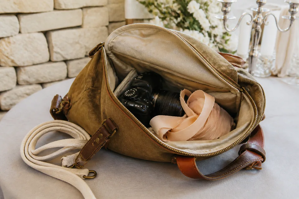 Appareil photo et accessoires de reportage de mariage — illustration générée par IA