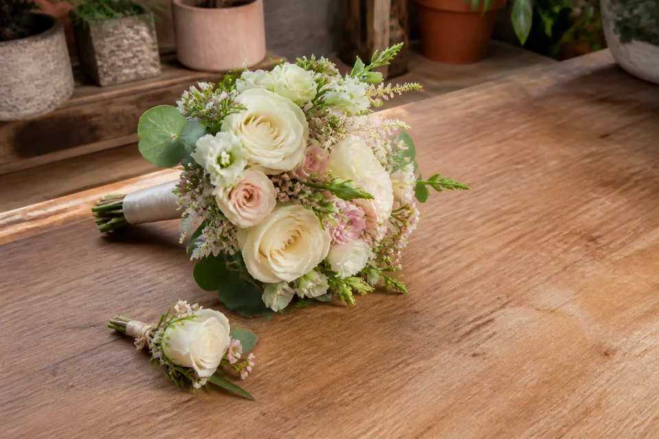 Préparation florale pour un mariage — illustration générée par IA