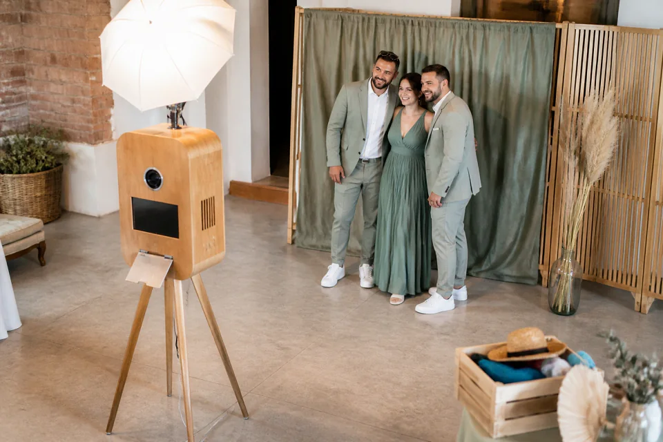 Borne photo installée pour une réception de mariage — illustration générée par IA