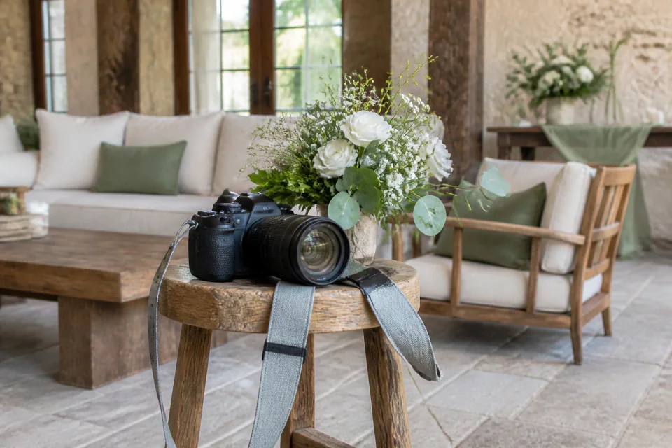 Appareil photo et accessoires de reportage de mariage — illustration générée par IA