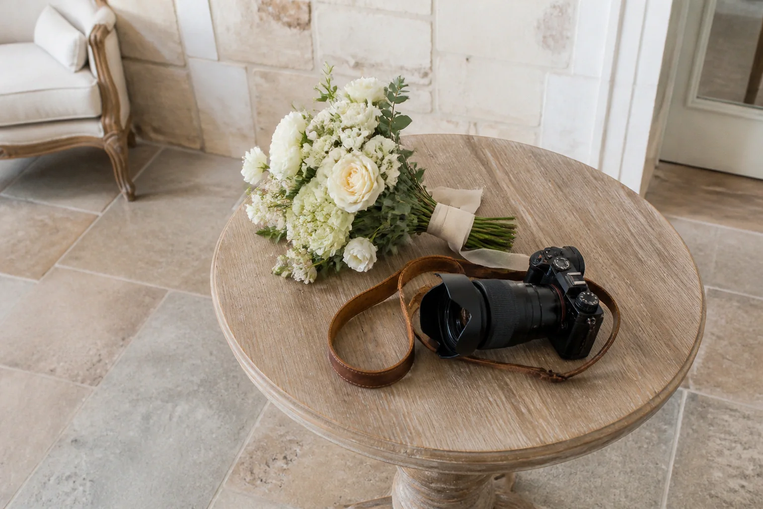 Appareil photo et accessoires de reportage de mariage — illustration générée par IA