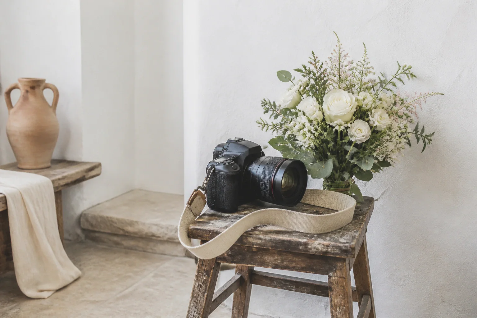 Appareil photo et accessoires de reportage de mariage — illustration générée par IA
