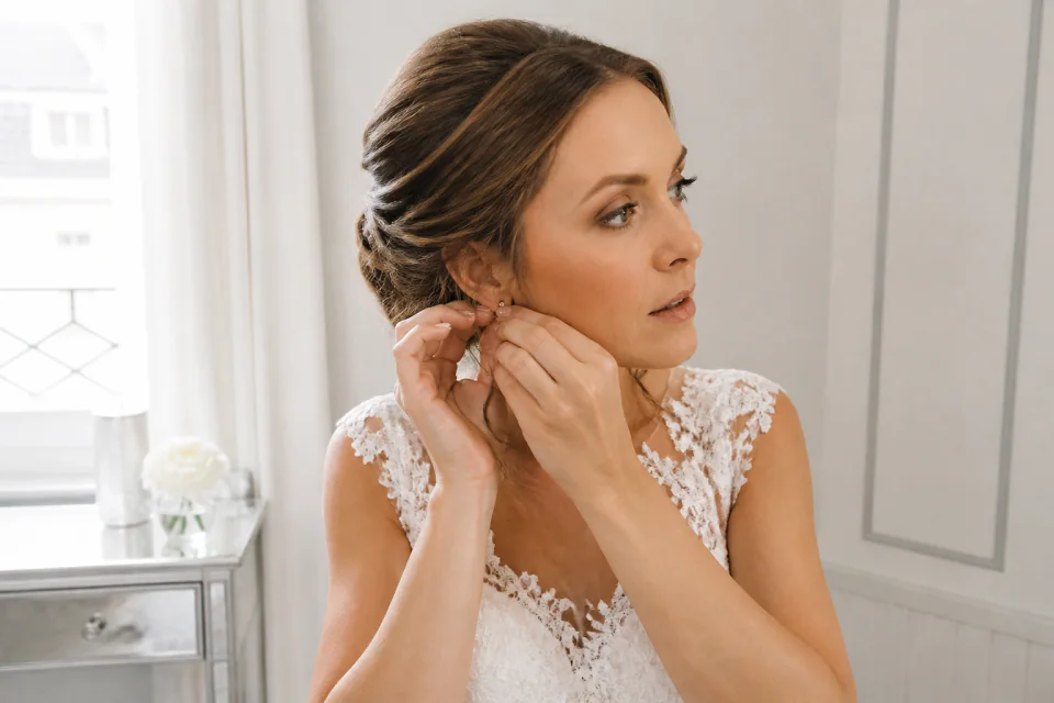 Préparation d’un maquillage de mariage — illustration générée par IA