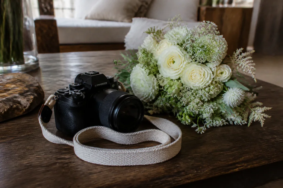 Appareil photo et accessoires de reportage de mariage — illustration générée par IA