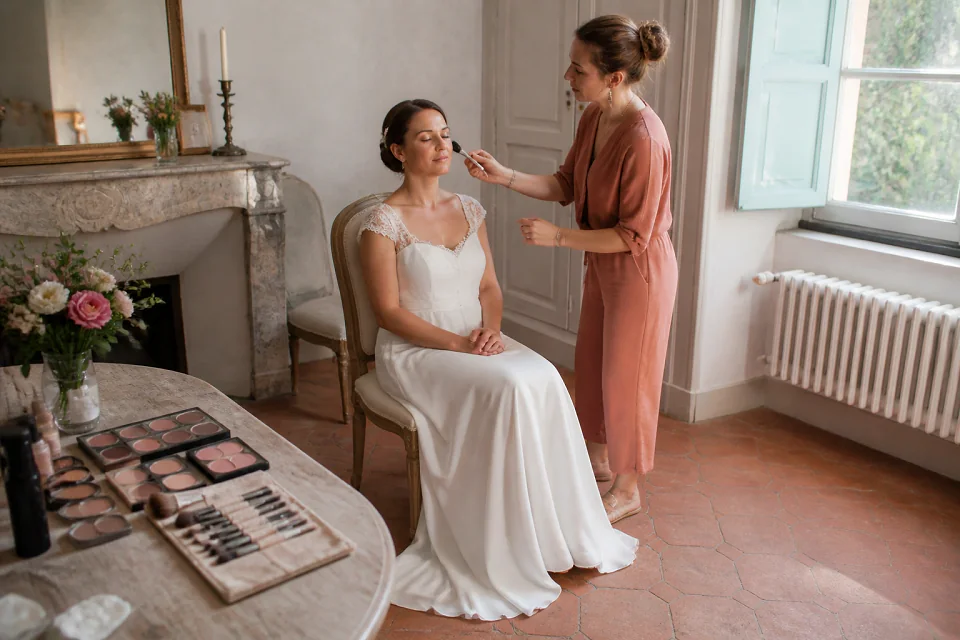 Préparation d’un maquillage de mariage — illustration générée par IA
