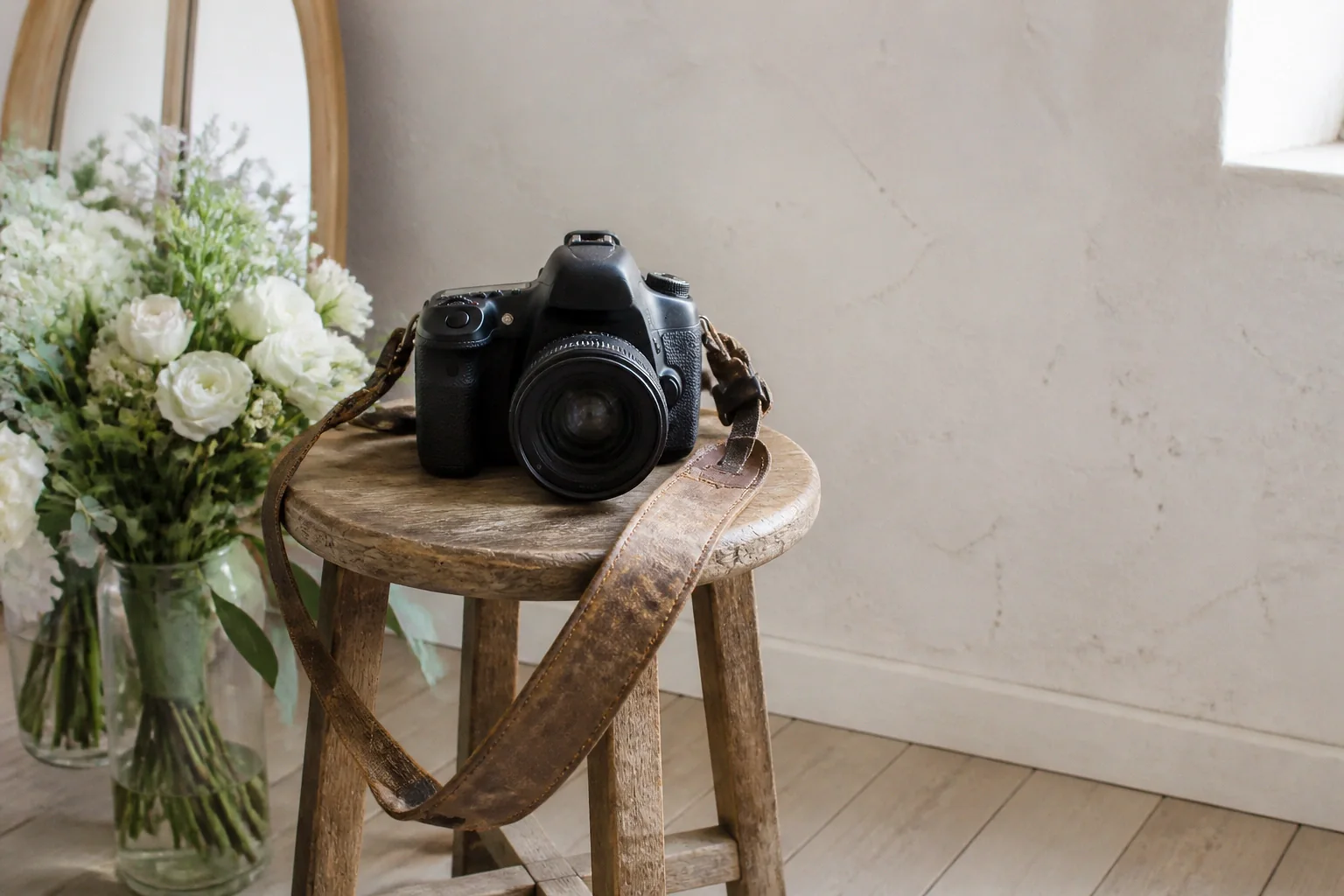Appareil photo et accessoires de reportage de mariage — illustration générée par IA