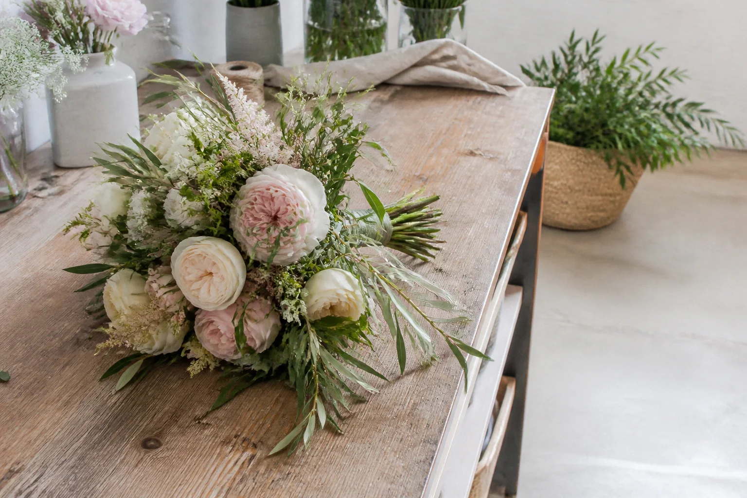 Préparation florale pour un mariage — illustration générée par IA