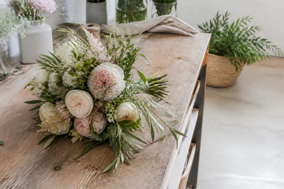 Préparation florale pour un mariage — illustration générée par IA