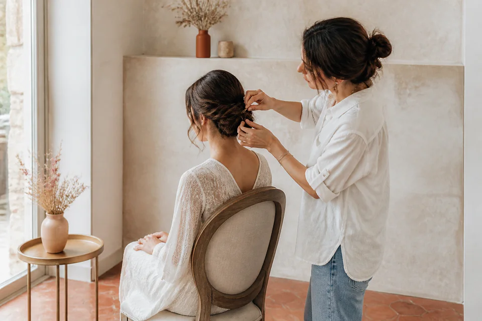 Coiffure de cérémonie vue pendant la préparation — illustration générée par IA
