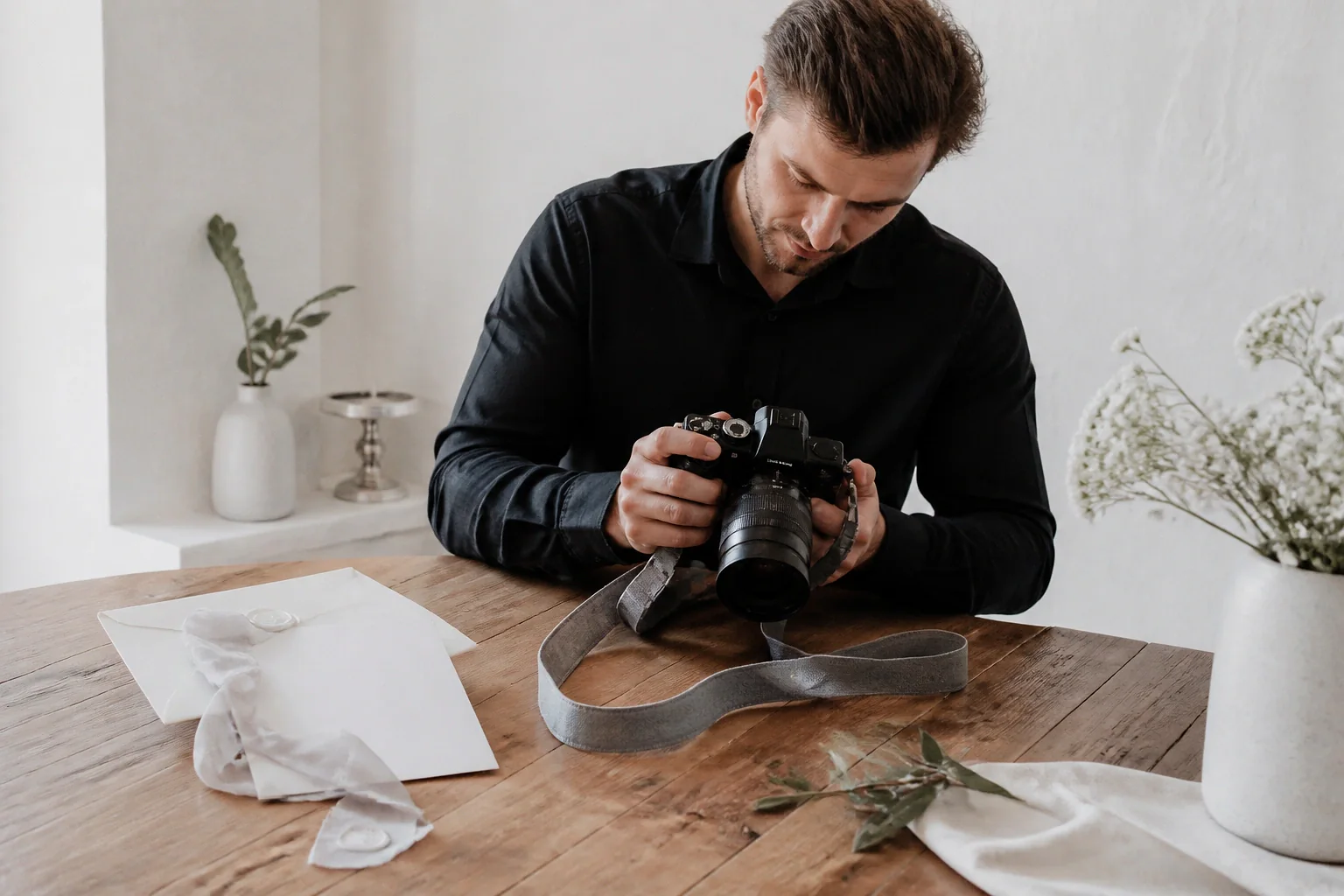Appareil photo et accessoires de reportage de mariage — illustration générée par IA