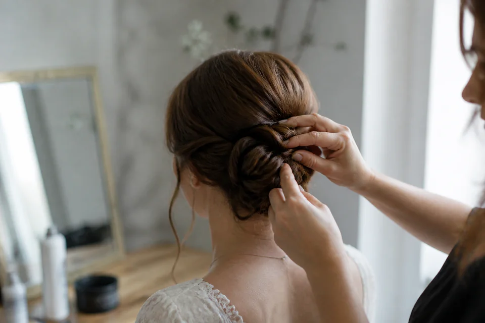 Coiffure de cérémonie vue pendant la préparation — illustration générée par IA