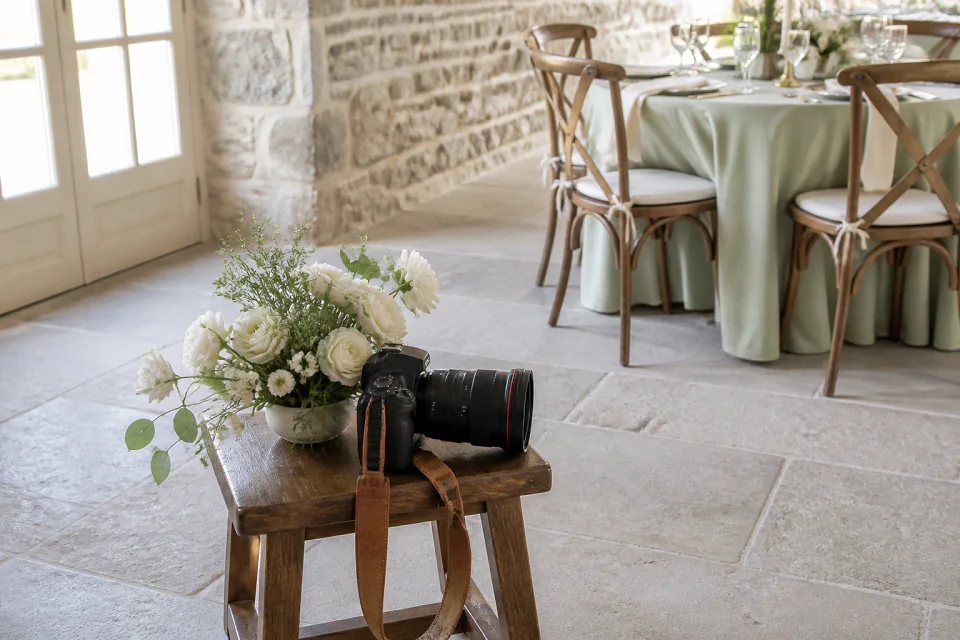 Appareil photo et accessoires de reportage de mariage — illustration générée par IA