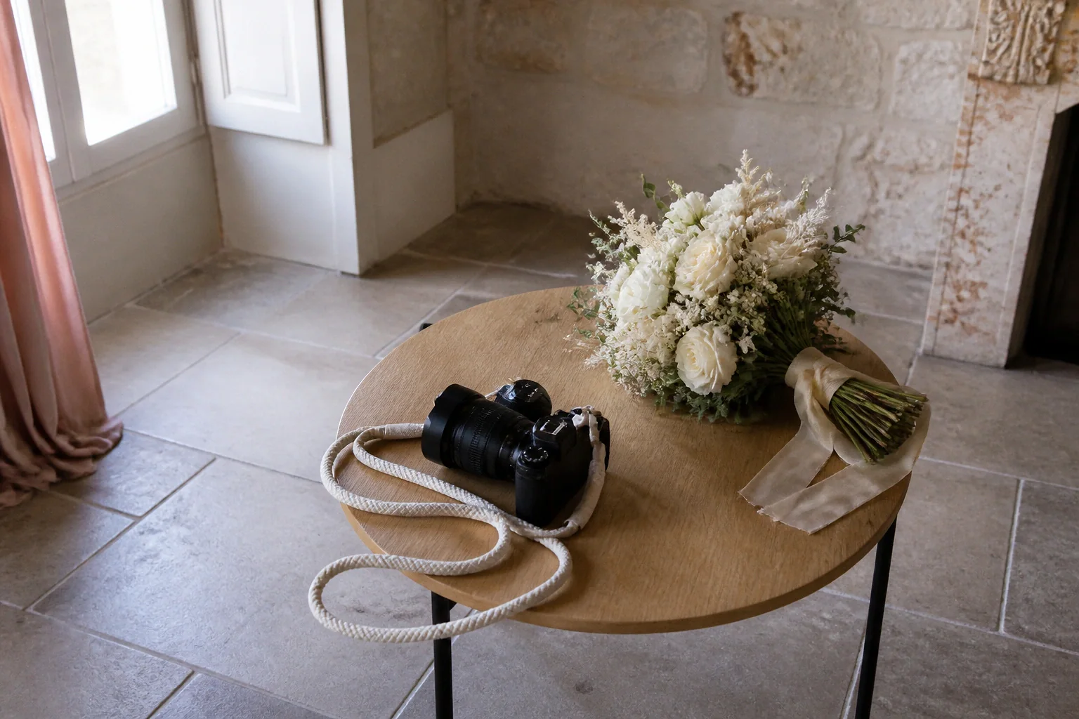 Appareil photo et accessoires de reportage de mariage — illustration générée par IA