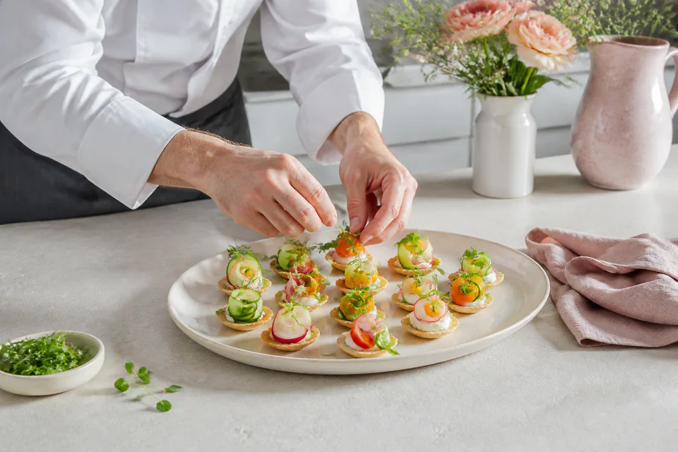 Préparations salées pour un cocktail de mariage — illustration générée par IA