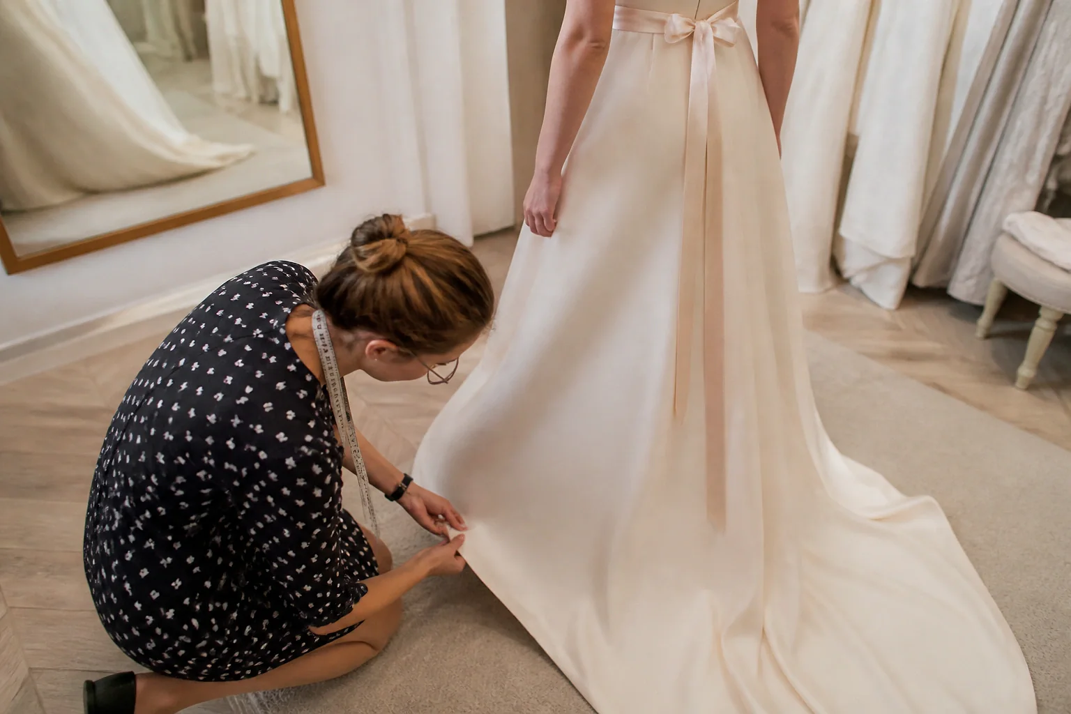 Robe de mariée dans un atelier de confection — illustration générée par IA
