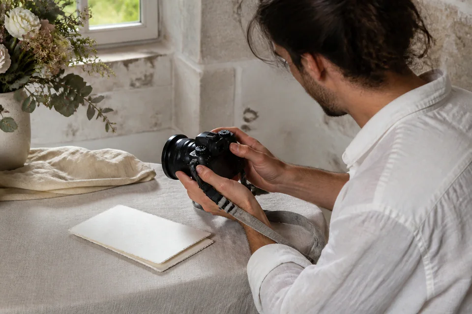 Appareil photo et accessoires de reportage de mariage — illustration générée par IA