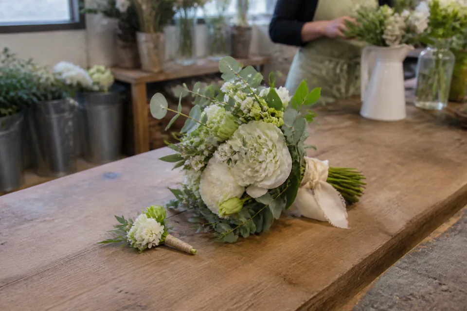 Préparation florale pour un mariage — illustration générée par IA