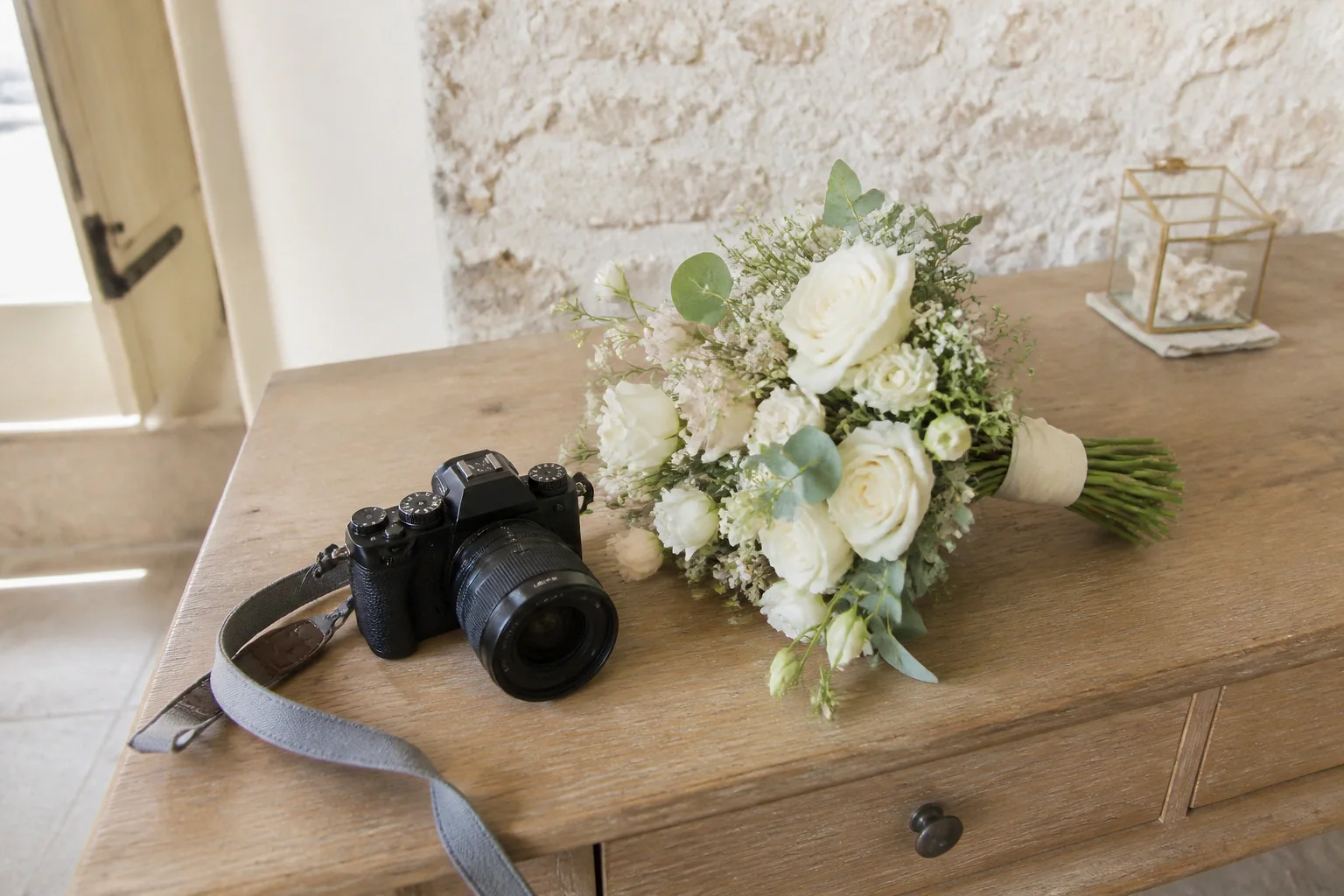 Appareil photo et accessoires de reportage de mariage — illustration générée par IA