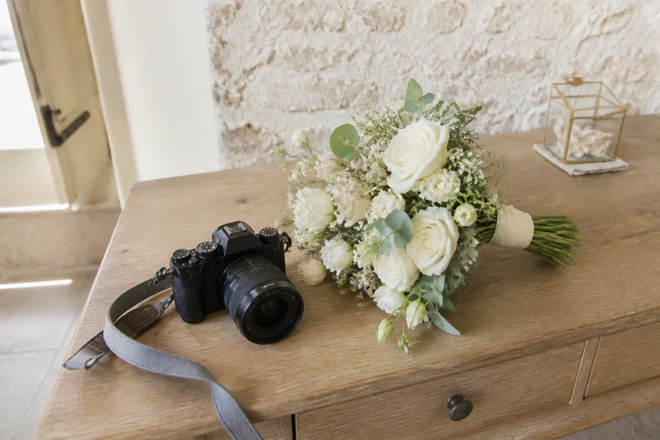 Appareil photo et accessoires de reportage de mariage — illustration générée par IA