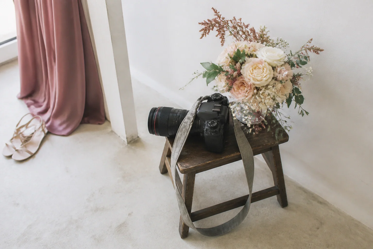 Appareil photo et accessoires de reportage de mariage — illustration générée par IA
